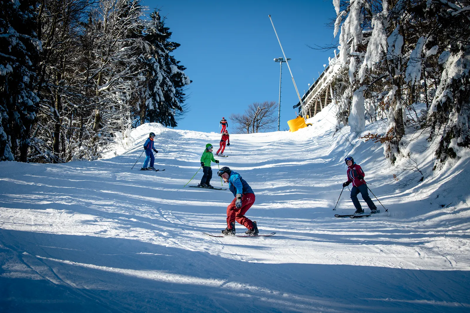Skifahrer auf der präparierten Piste am Hohenbogen
