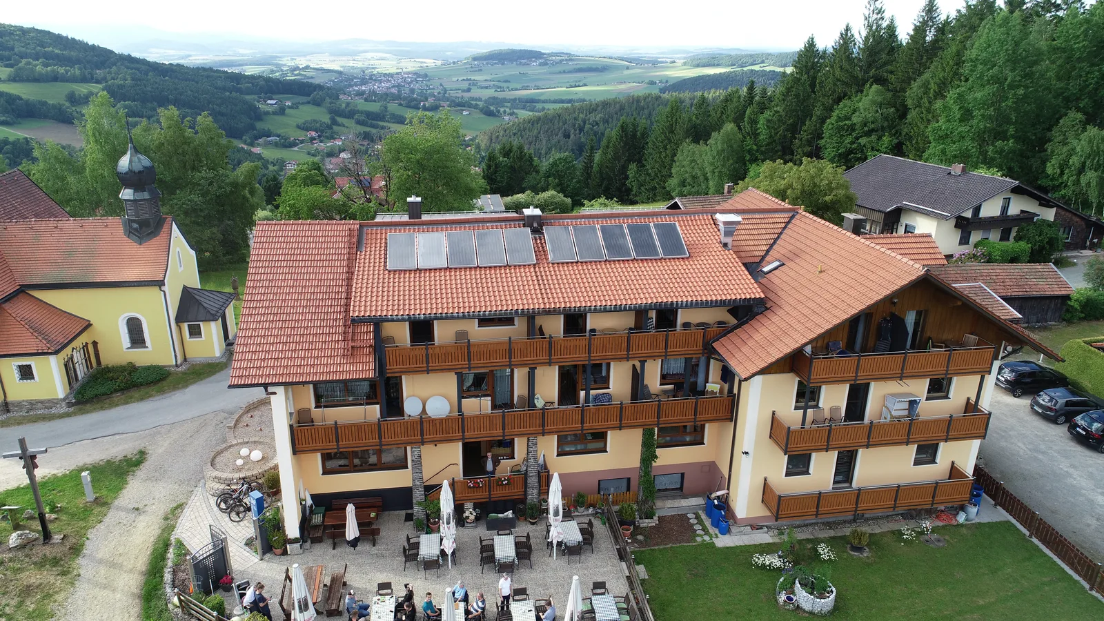 Kolmsteiner Hof mit Kapelle und Weitblick ins Tal
