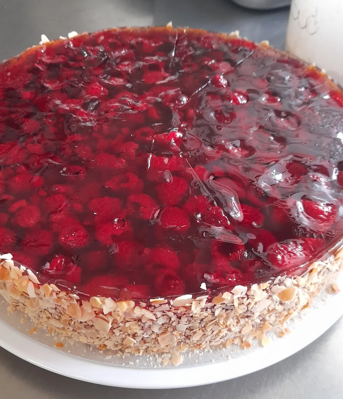 Kirschtorte mit glänzendem Guss und Mandelblättchen