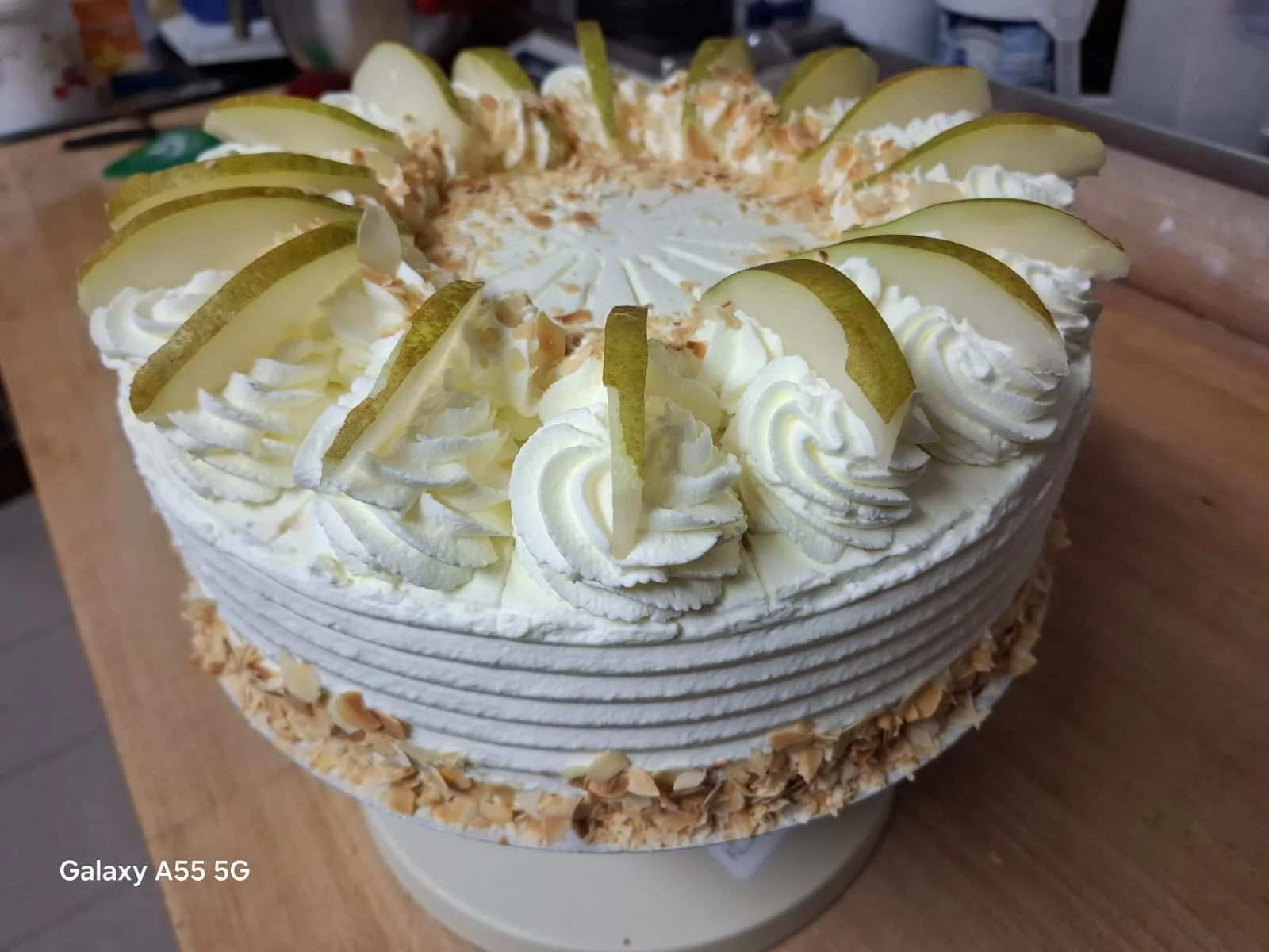 Apfel-Sahnetorte mit Sahnetupfen und Apfelspalten