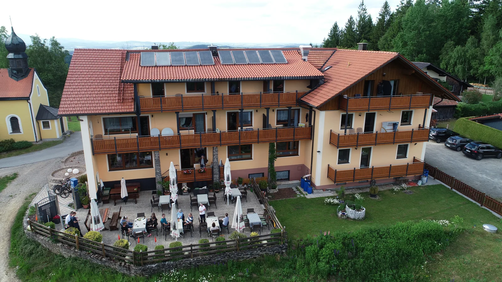 Der Kolmsteiner Hof von oben — Haus mit Terrasse, Kapelle und Blick über den Bayerischen Wald