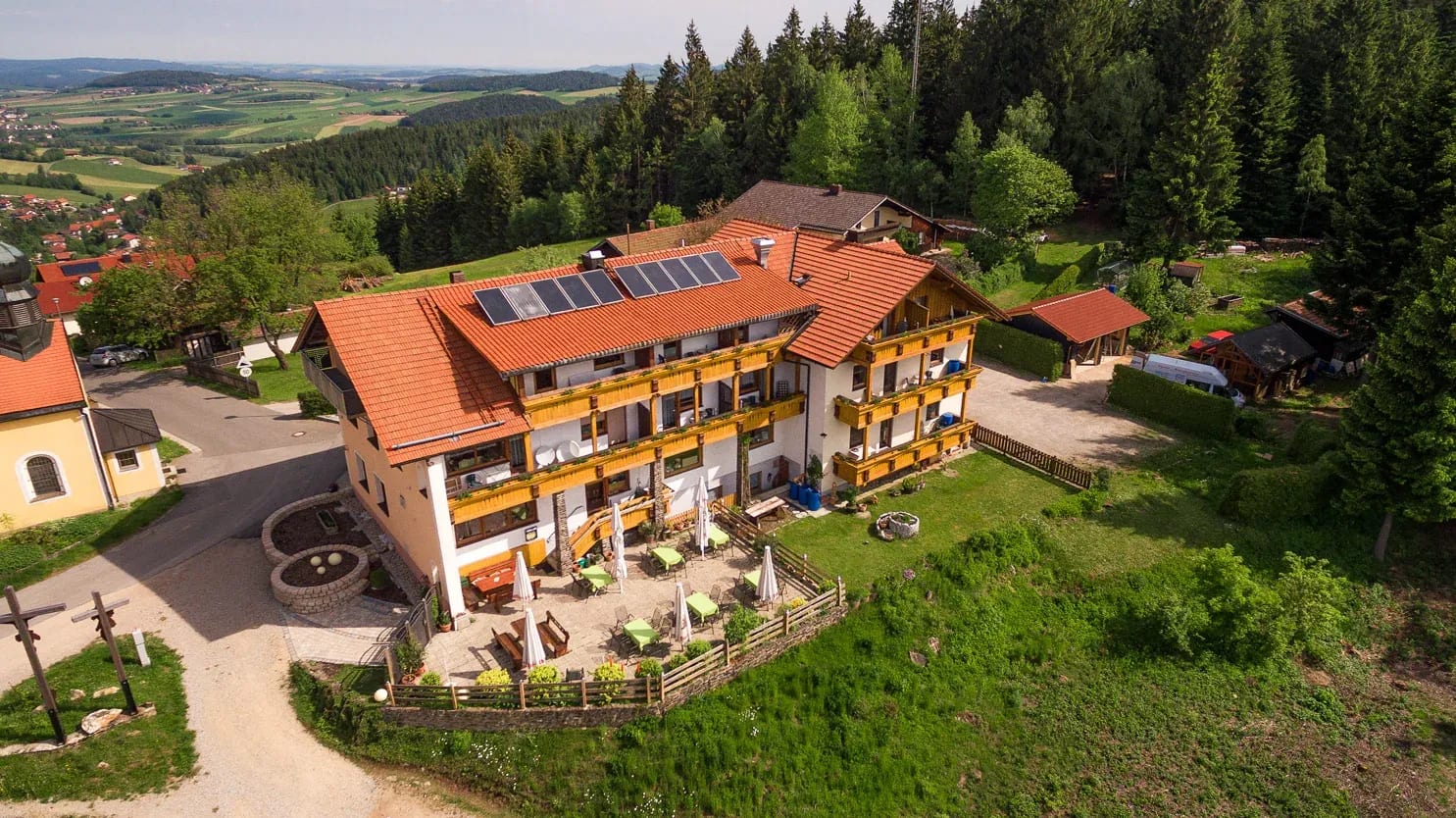 Der Kolmsteiner Hof von oben — Café, Pension und Restaurant der Familie Stumreiter