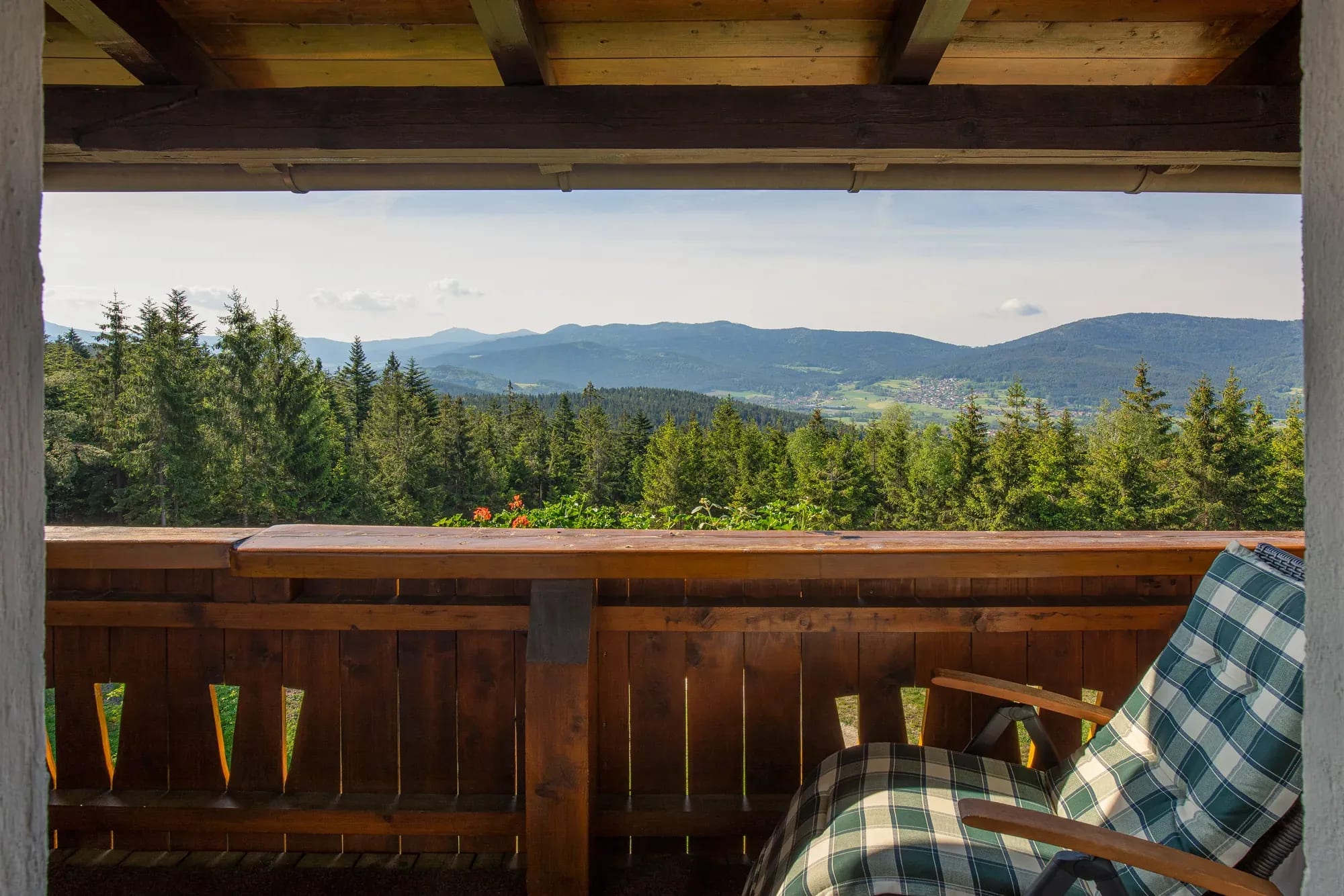 Blick vom Balkon über die Wälder des Bayerischen Waldes