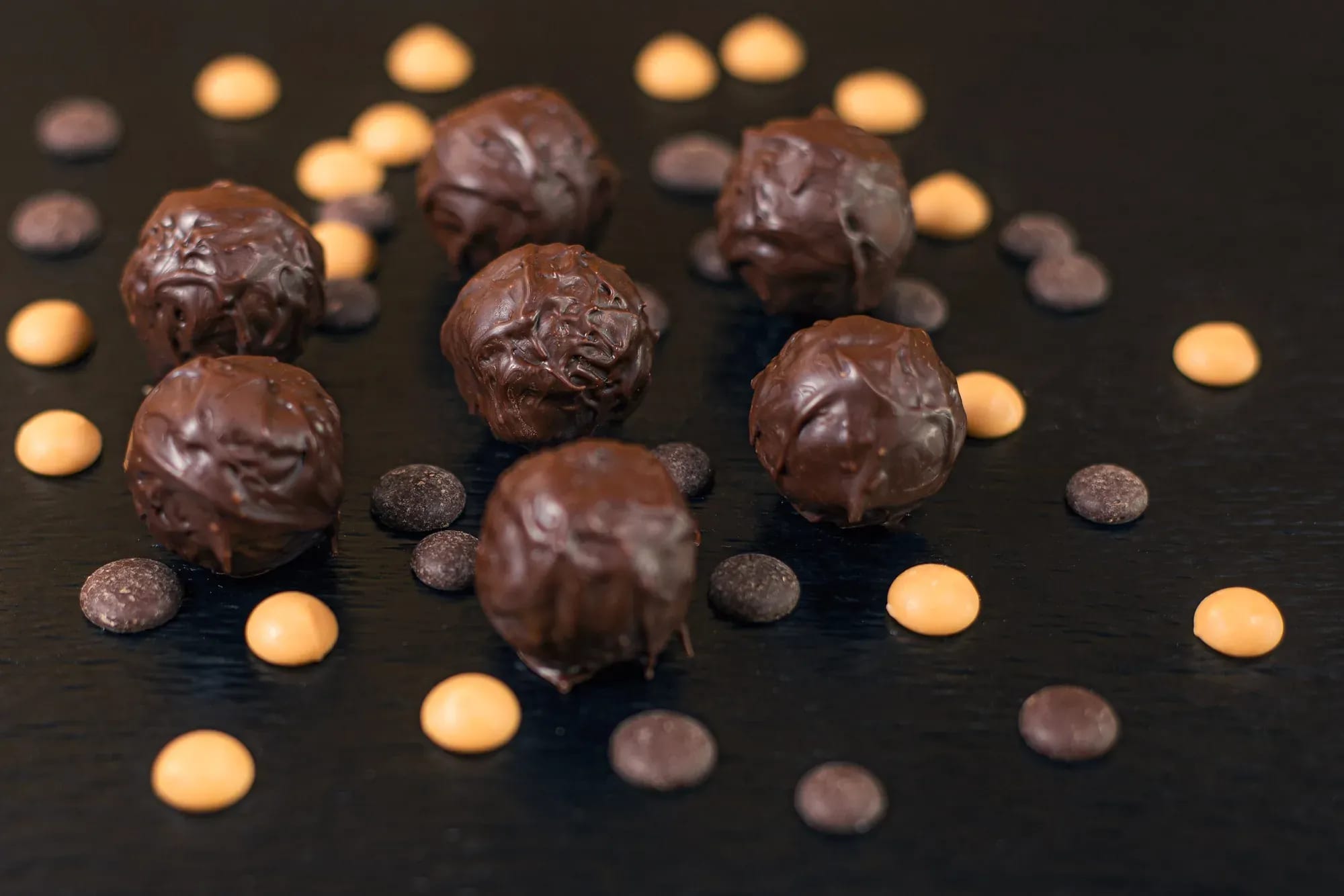 Dunkle Schokoladentrüffel aus der hauseigenen Pralinenwerkstatt