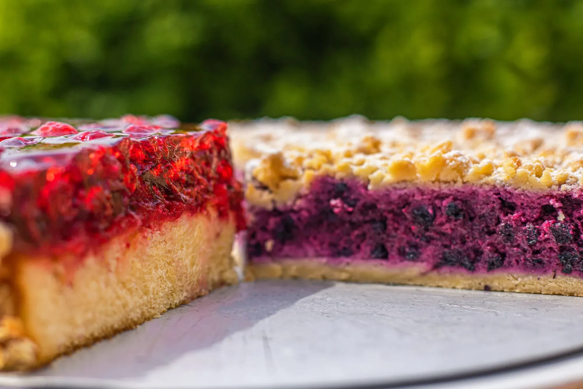 Beerenkuchen und Fruchtkuchen, frisch angeschnitten