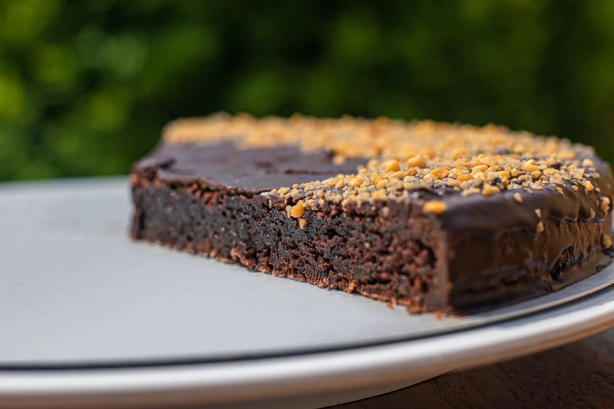 Schokoladenkuchen mit Nusskrokant