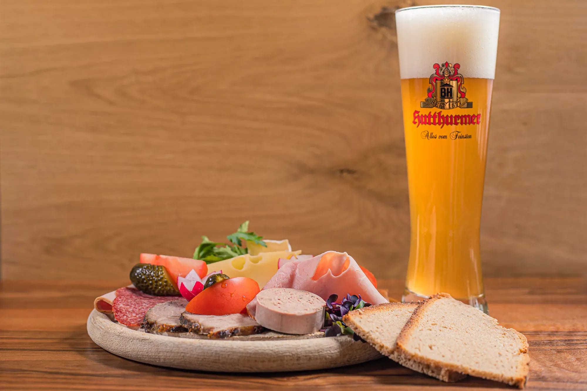 Deftige Brotzeit mit Weißbier im Kolmsteiner Hof