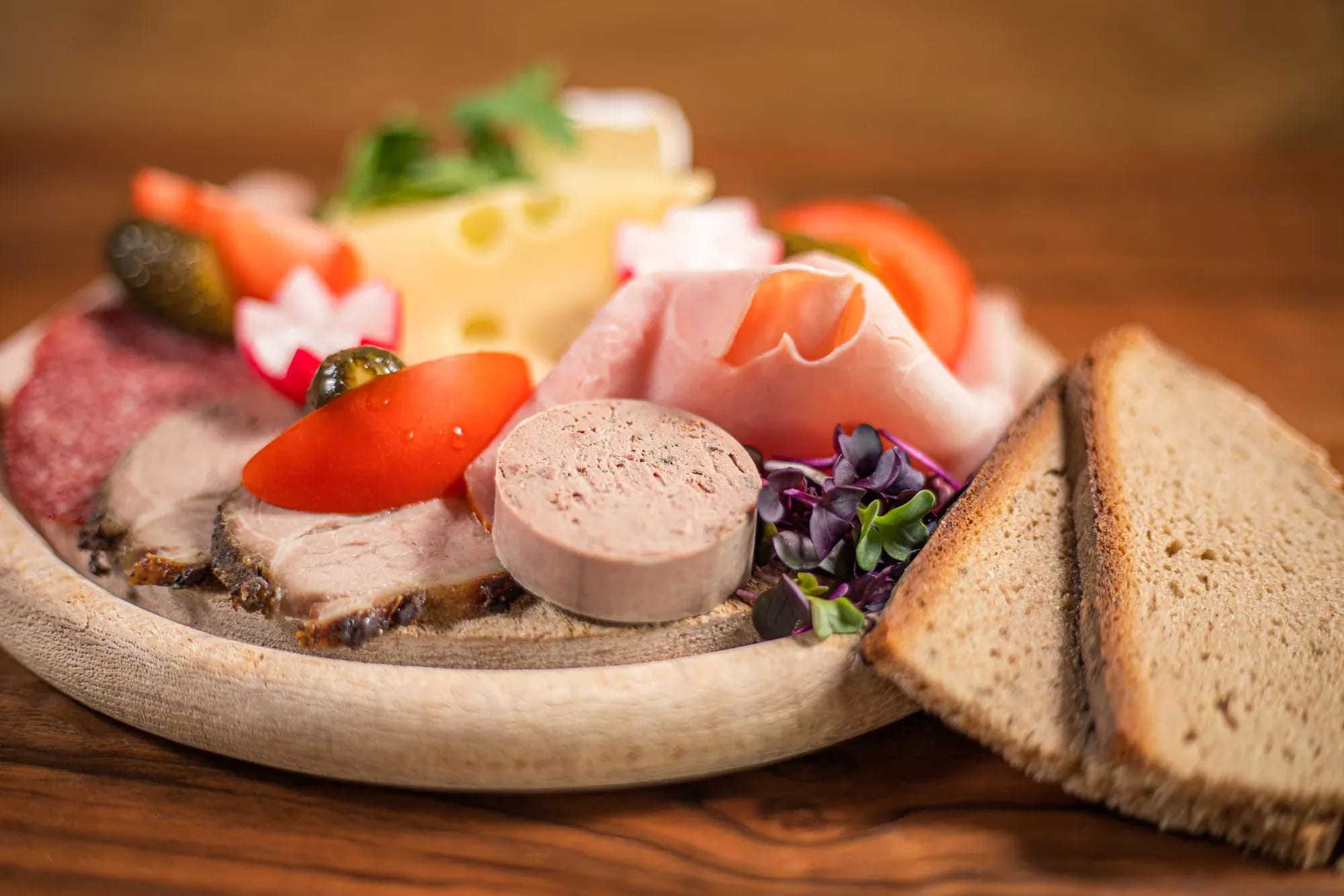 Brotzeitteller mit Wurst, Käse und Bauernbrot