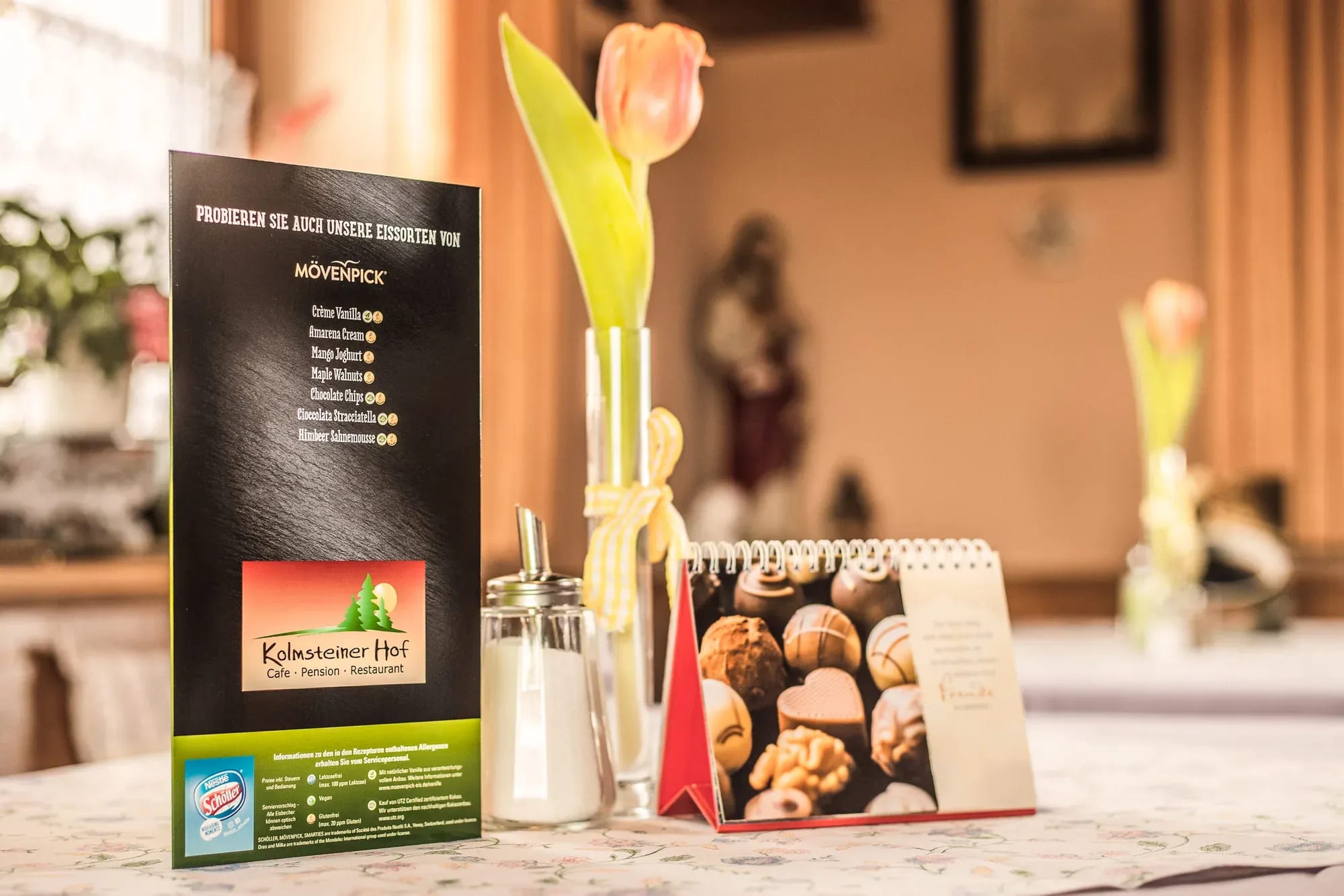 Gedeckter Tisch mit Tageskarte und Pralinenkarte im Kolmsteiner Hof