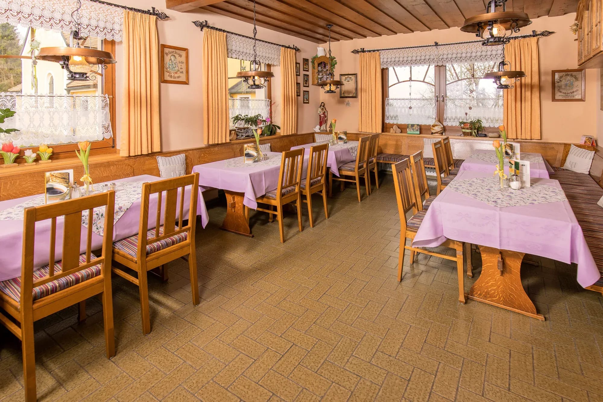 Die Gaststube mit gedeckten Tischen