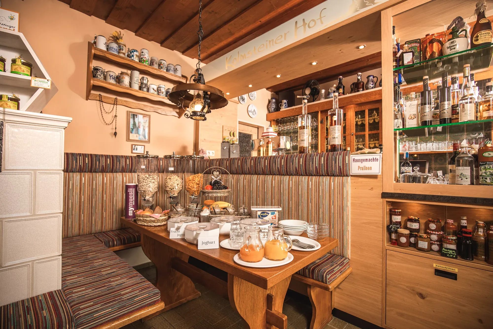 Frühstücksraum mit vorbereitetem Buffet