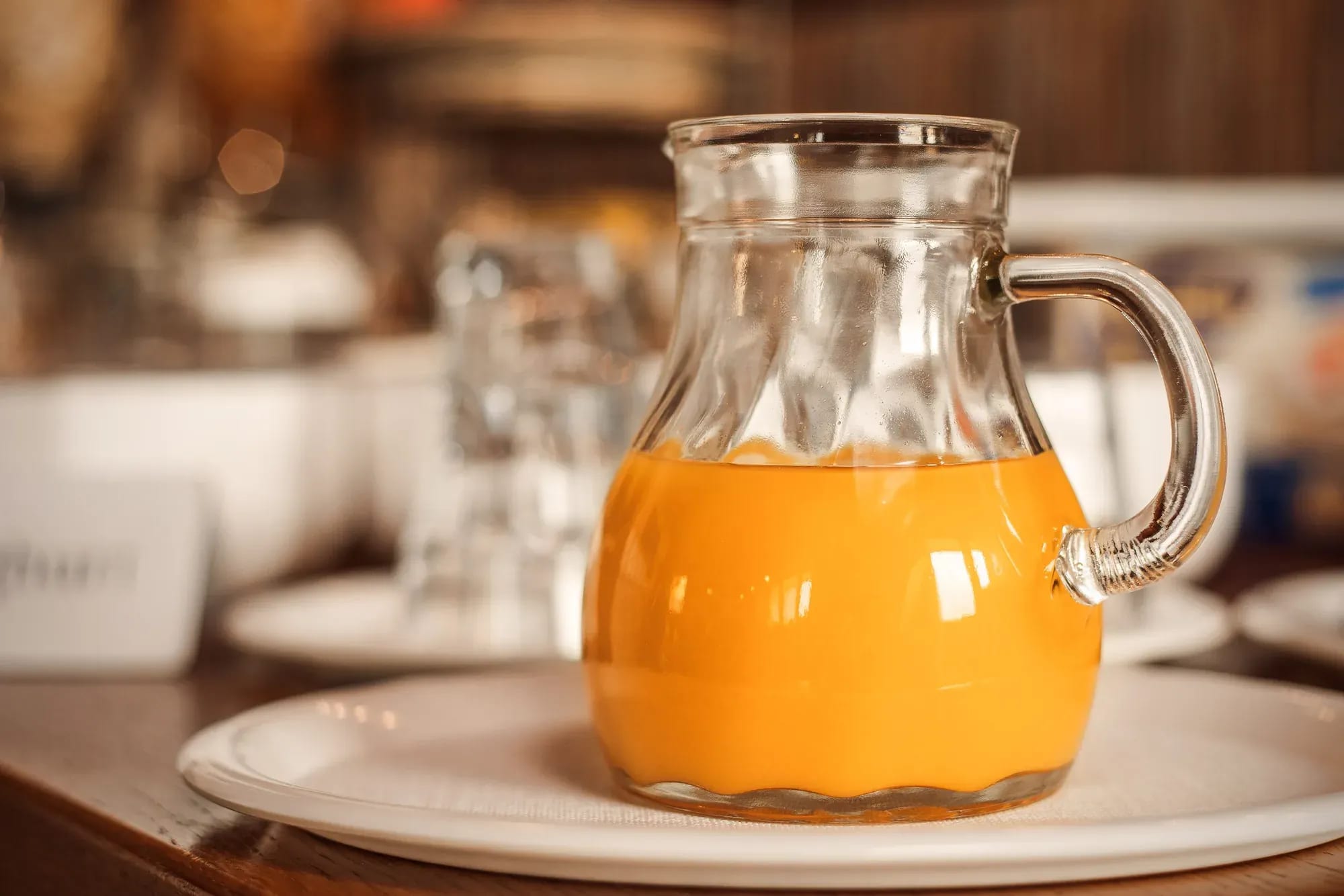 Frisch gepresster Orangensaft am Frühstückstisch