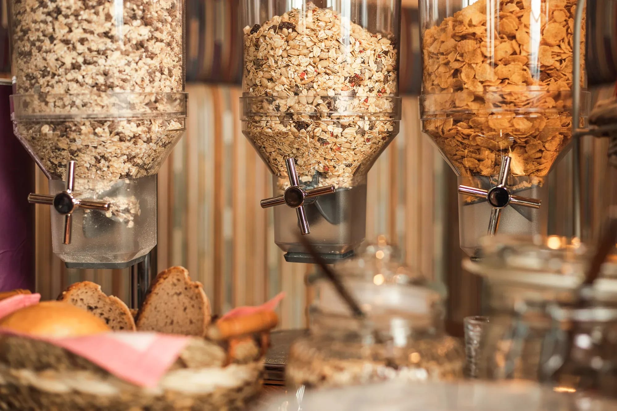 Müslispender am Frühstücksbuffet