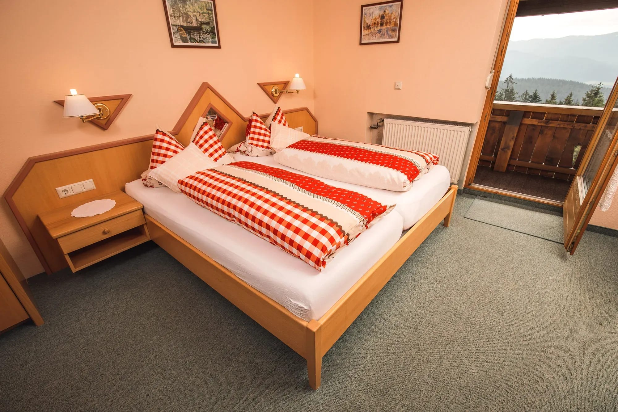 Doppelzimmer mit Holzmöbeln im Kolmsteiner Hof