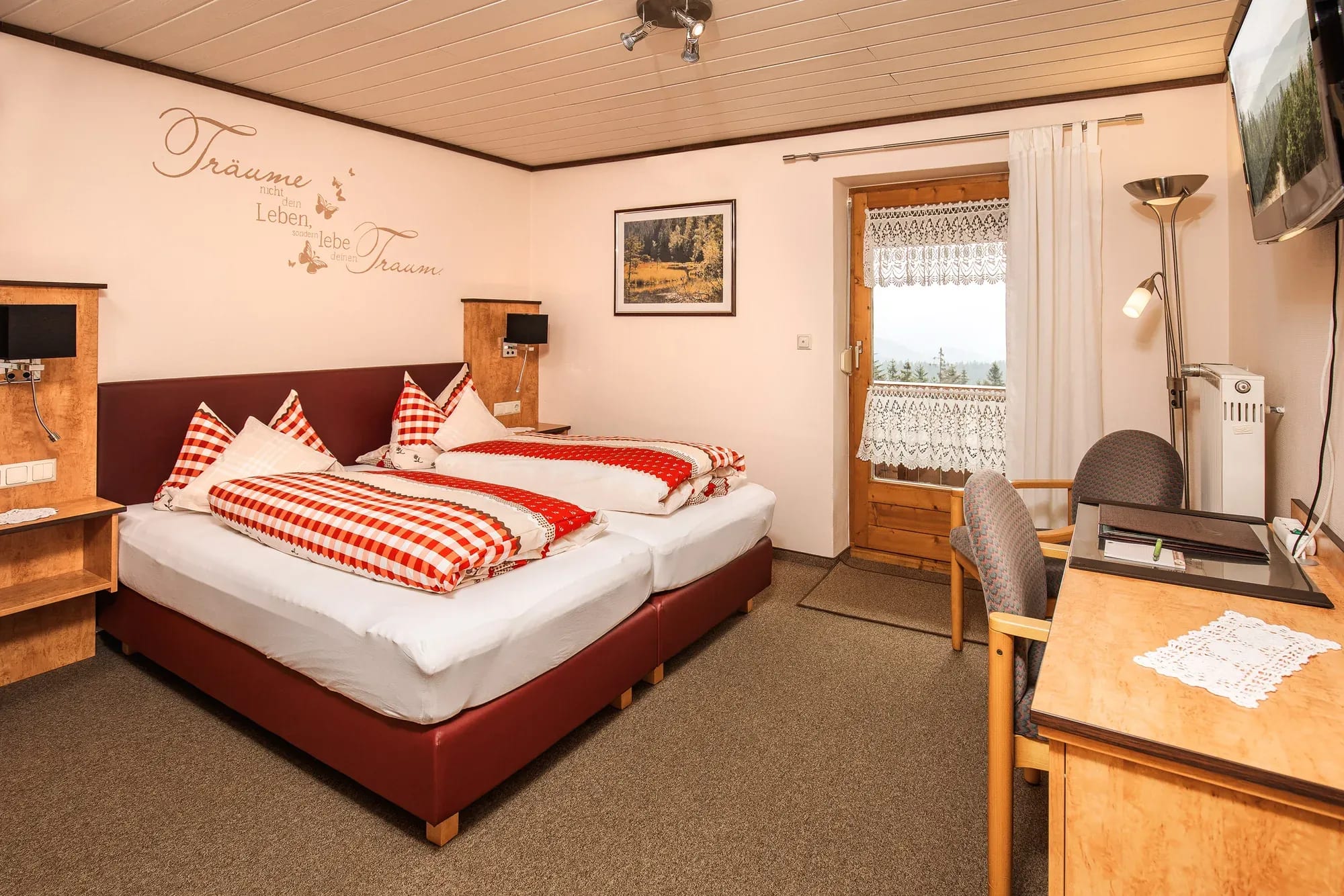 Doppelzimmer mit Schreibtisch und Sitzgelegenheit