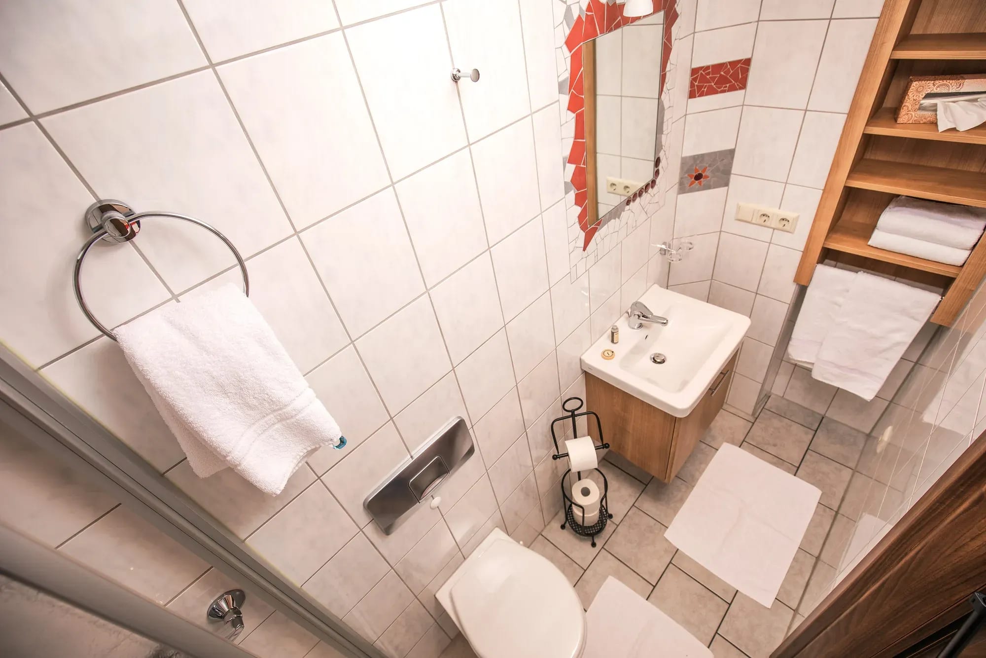 Modernes Badezimmer mit Waschbecken und WC