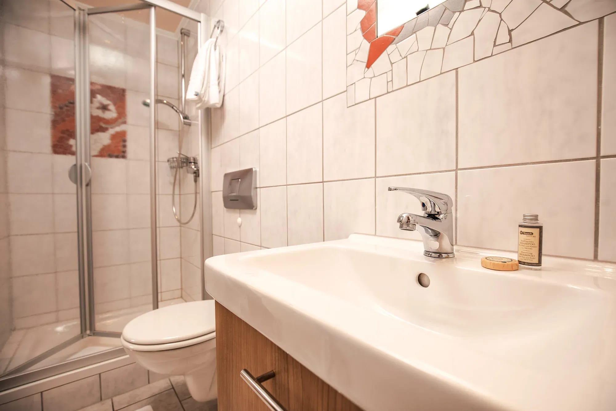 Badezimmer mit Dusche