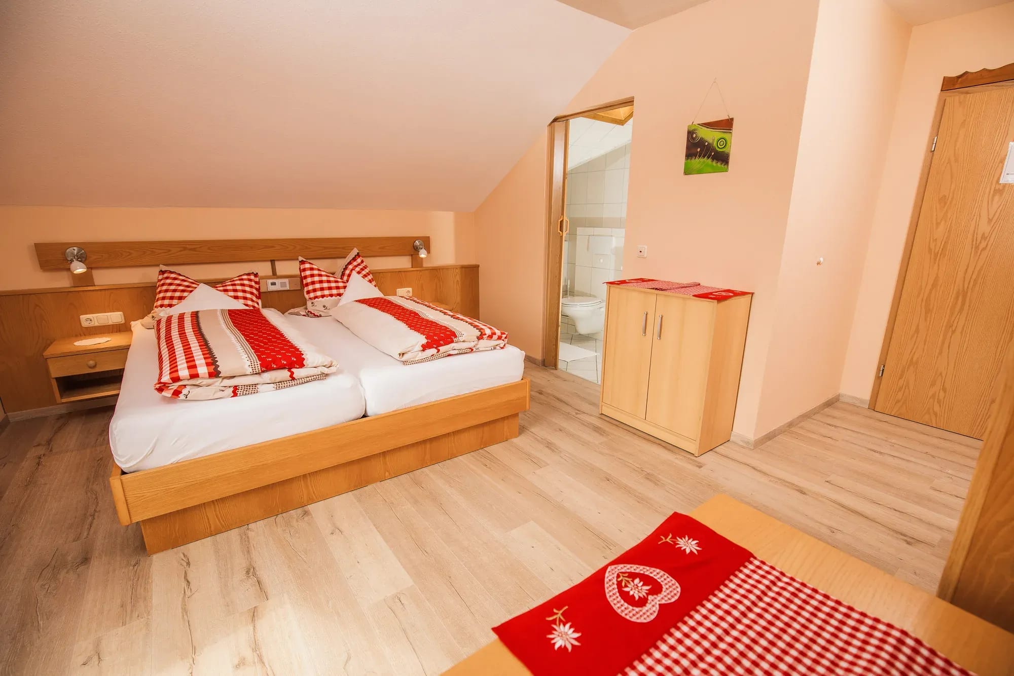 Helles Doppelzimmer unter der Dachschräge