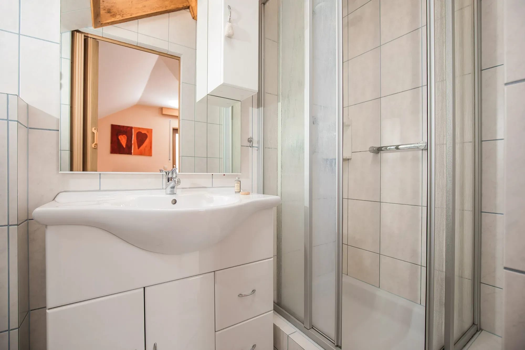 Badezimmer mit Spiegel und Duschkabine