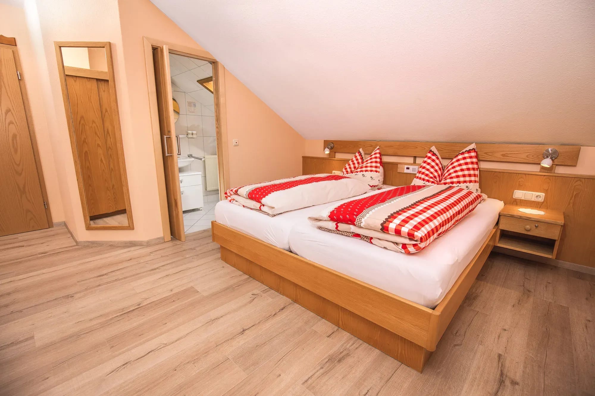 Doppelzimmer mit direktem Zugang zum Bad