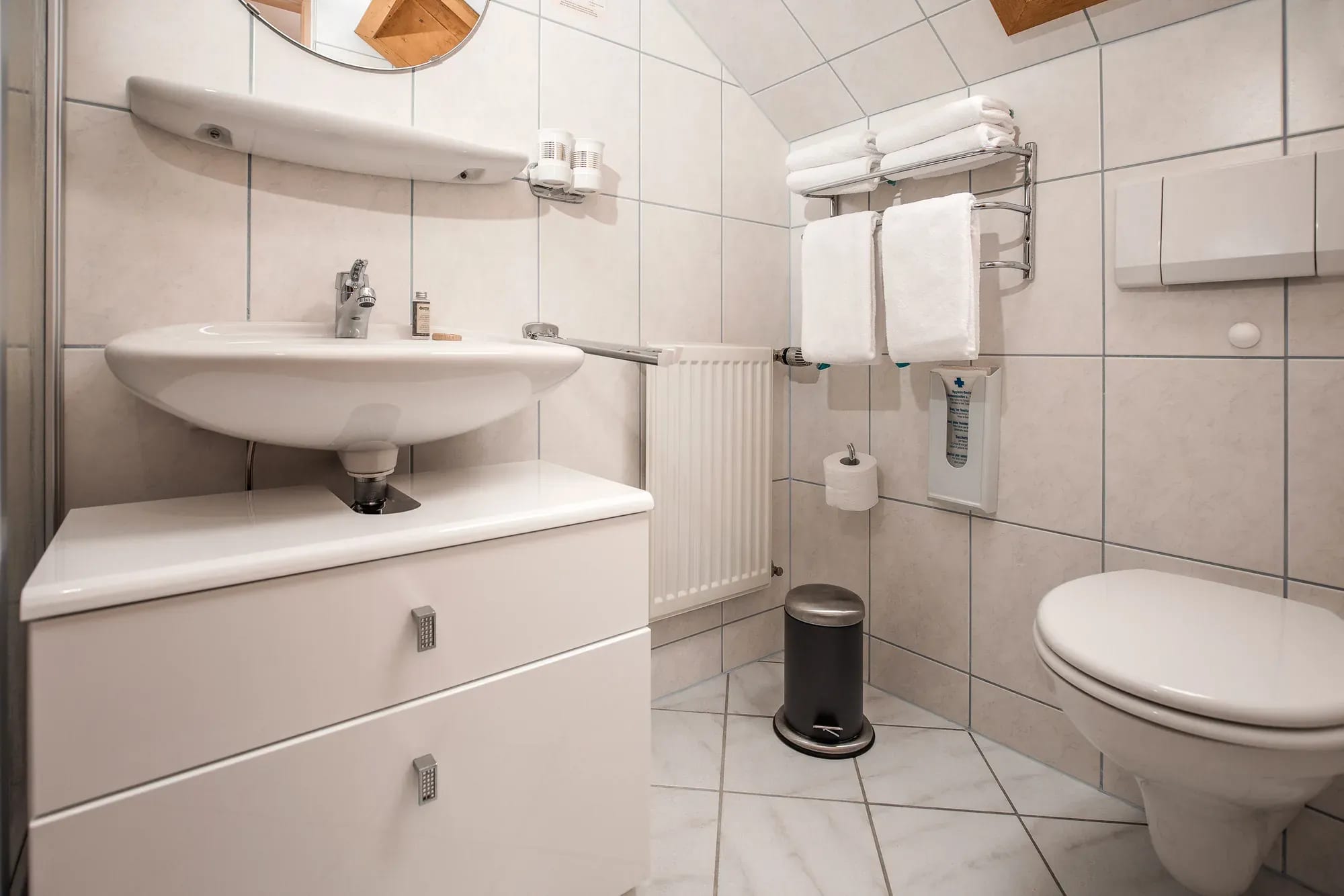 Badezimmer mit Waschtisch und Handtüchern