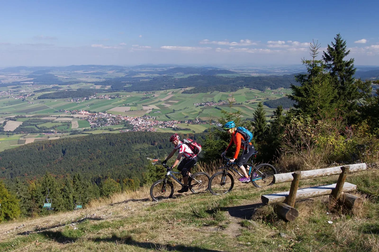 Mountainbiker am Hohenbogen mit Blick über den Hohenbogenwinkel