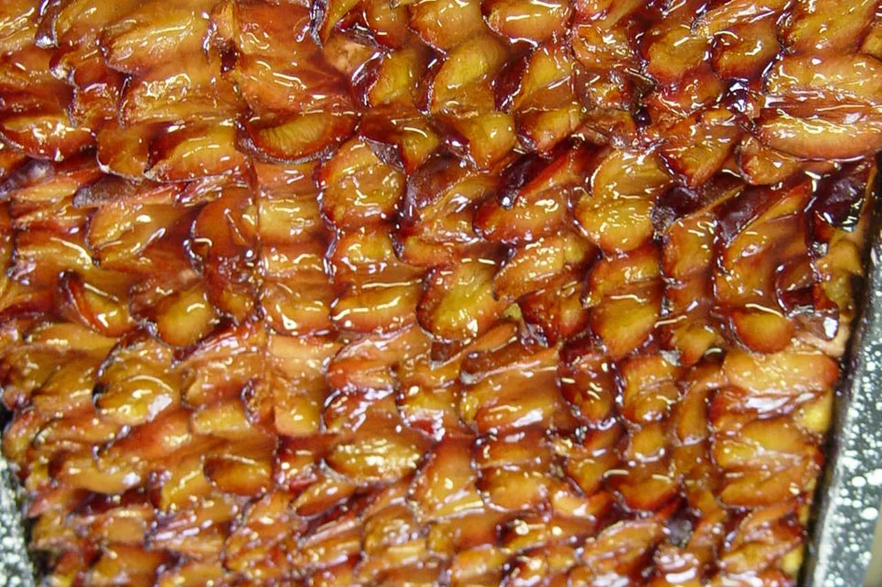 Frisch gebackener Zwetschgendatschi aus der eigenen Backstube